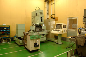 精密部門（治具研削機）